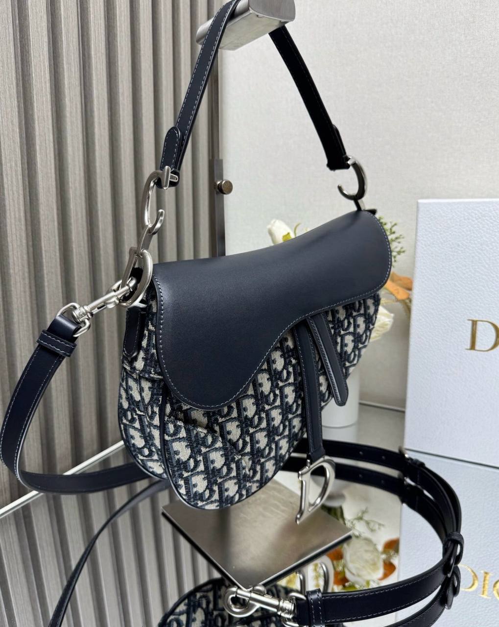 DIOR 
 HIGH QUALITY 
WITH BOX 
🎁🎁🎁

120 dhs✅

Zain39
♥️♥️♥️