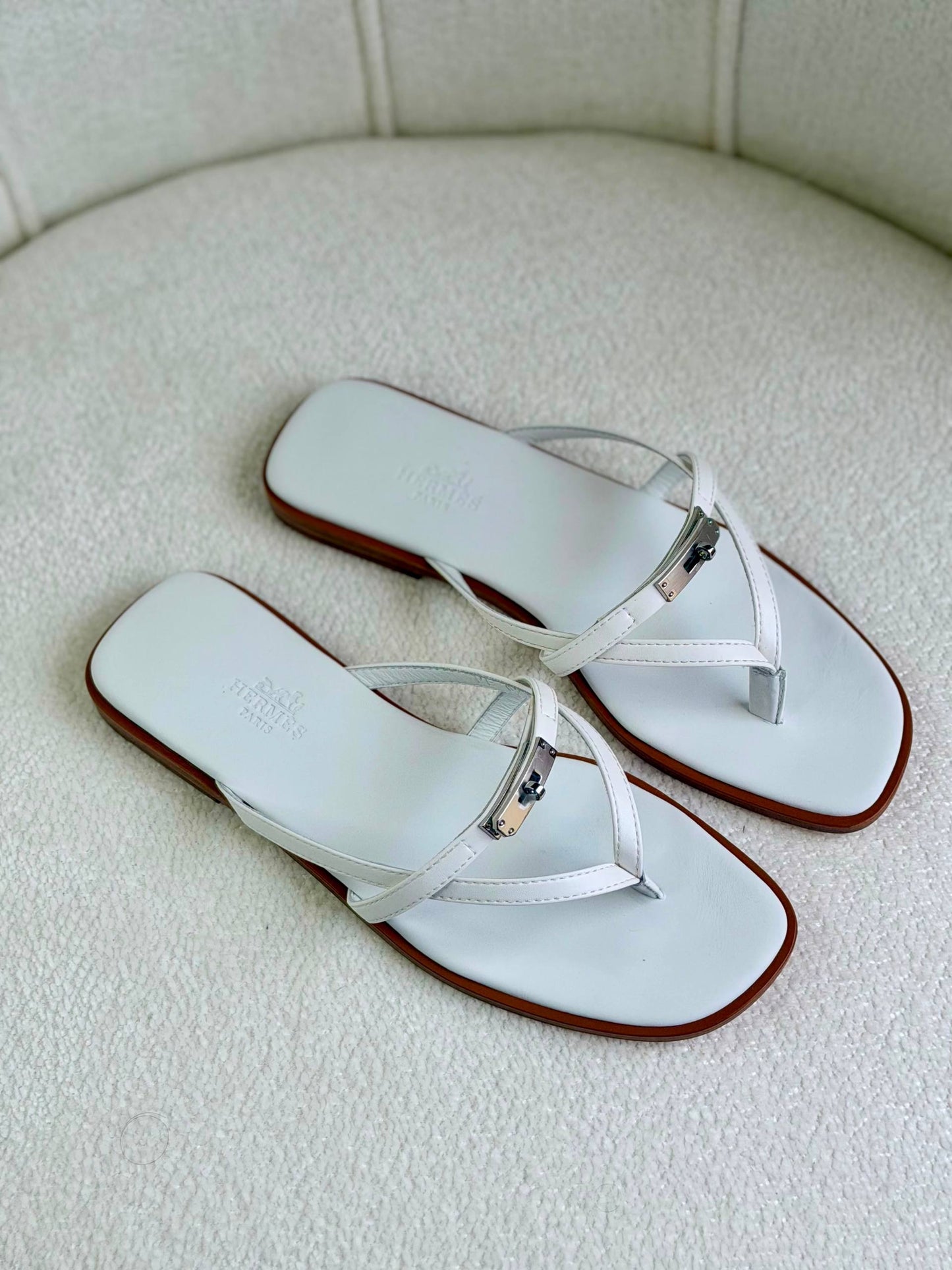 Hermes
Super *AAA* *+* Quality 💯 
With original packing🎁🎁
SIZE:36and41
Available now
450 dhs✅

Zain308
♥️♥️♥️
