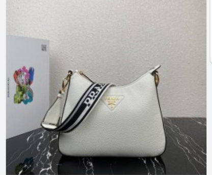 Prada

100 dhs✅

with box
🎁🎁🎁

Zain235
♥️♥️♥️
