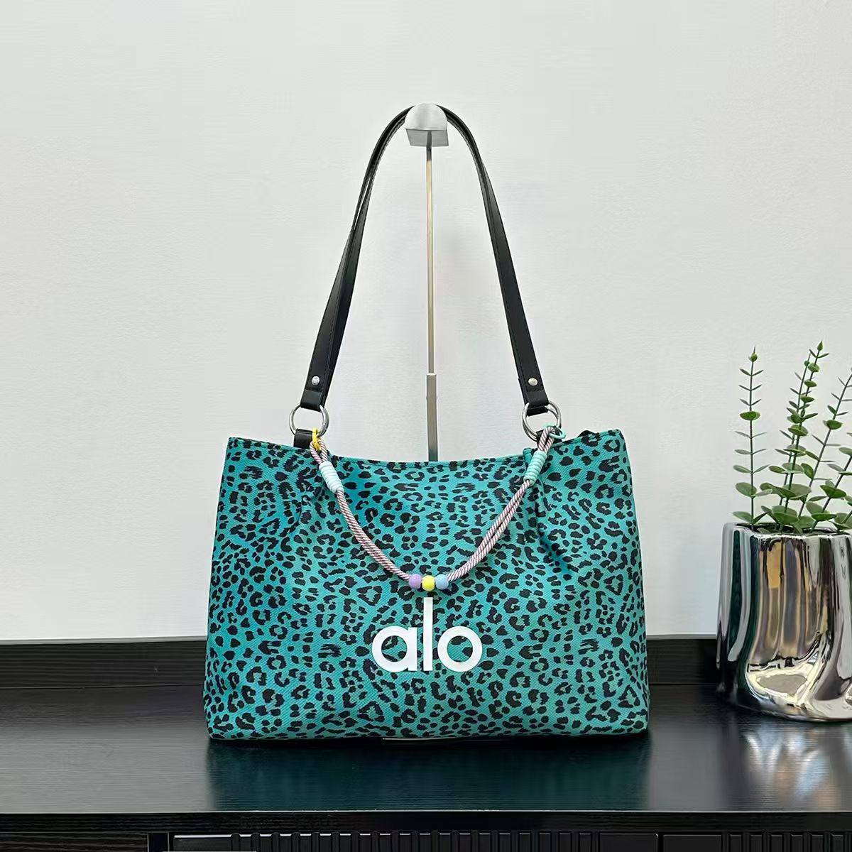 Alo new design  🌹🌹🌹

75 dhs🪙🌨️

Zain253
♥️♥️♥️