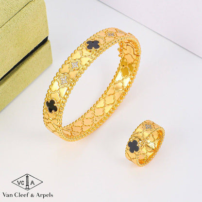 100 dhs🪙🌨️ 
With GOOD Box 
🎁🎁🎁

And Paper Bag
vancleaf Bangle Ring

Zain89
♥️♥️♥️