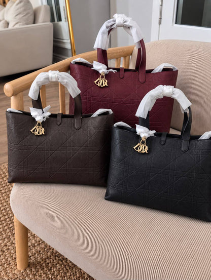 DIOR  

SUPER MASTER QUALITY 
Size :41 cm
AVAILABLE 

For Price 👇 WhatsApp✅
0568585901 
0507557372
0552275751 Owner Zain 👌

Zain307
♥️♥️♥️
