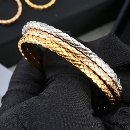 CHANEL ❤️‍🔥*
Without stone 
Bangle ✨
Master quality 💯
With normal boxes 🗃️ 
55 dhs✅
With master box 📦 
85 dhs✅

Zain216
♥️♥️♥️