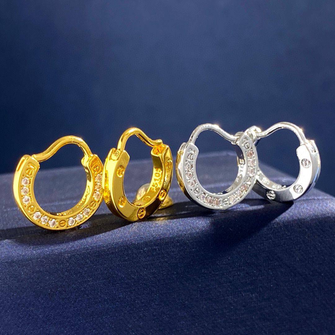 cartier❤️‍🔥*
Earring 🐦‍🔥
Master quality 💯
With normal boxes 🗃️ 
35 dhs🌺
With master box 📦 
65 dhs🌺

Zain216
♥️♥️♥️