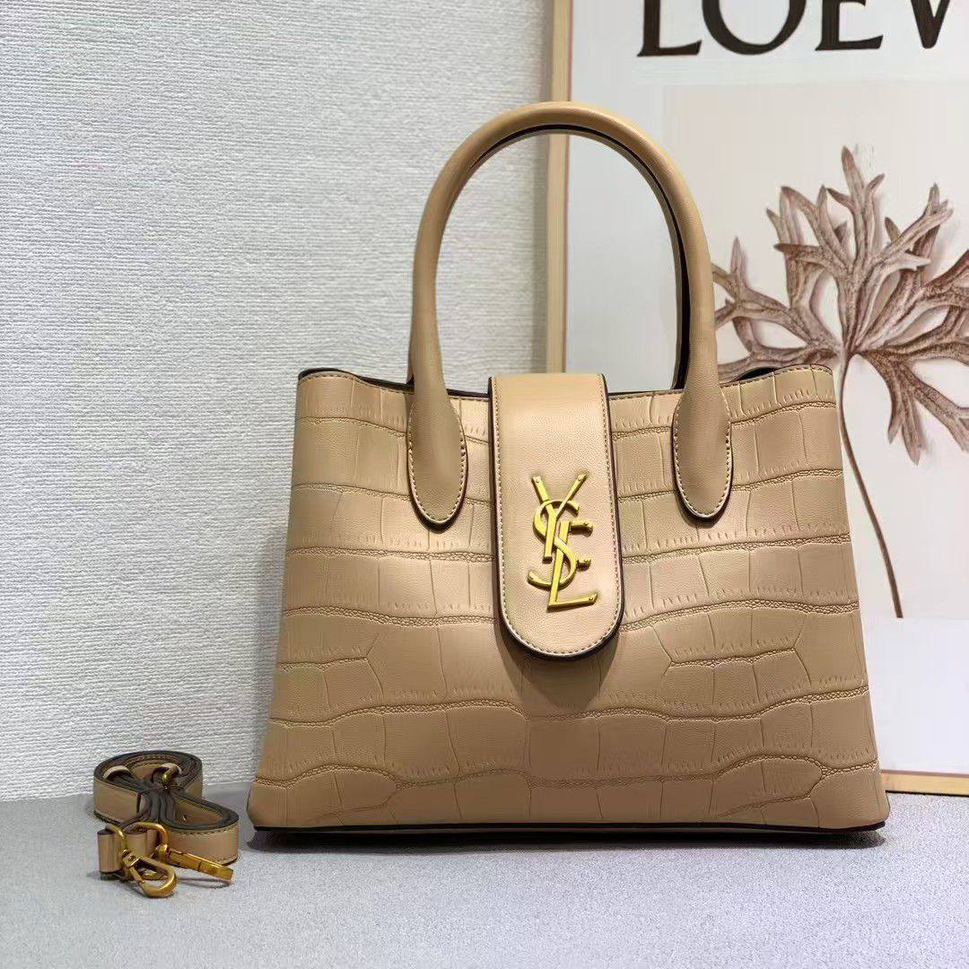 LV
18cm
330 dhs✅
Top quality 
With box🎁

Zain167
♥️♥️♥️
