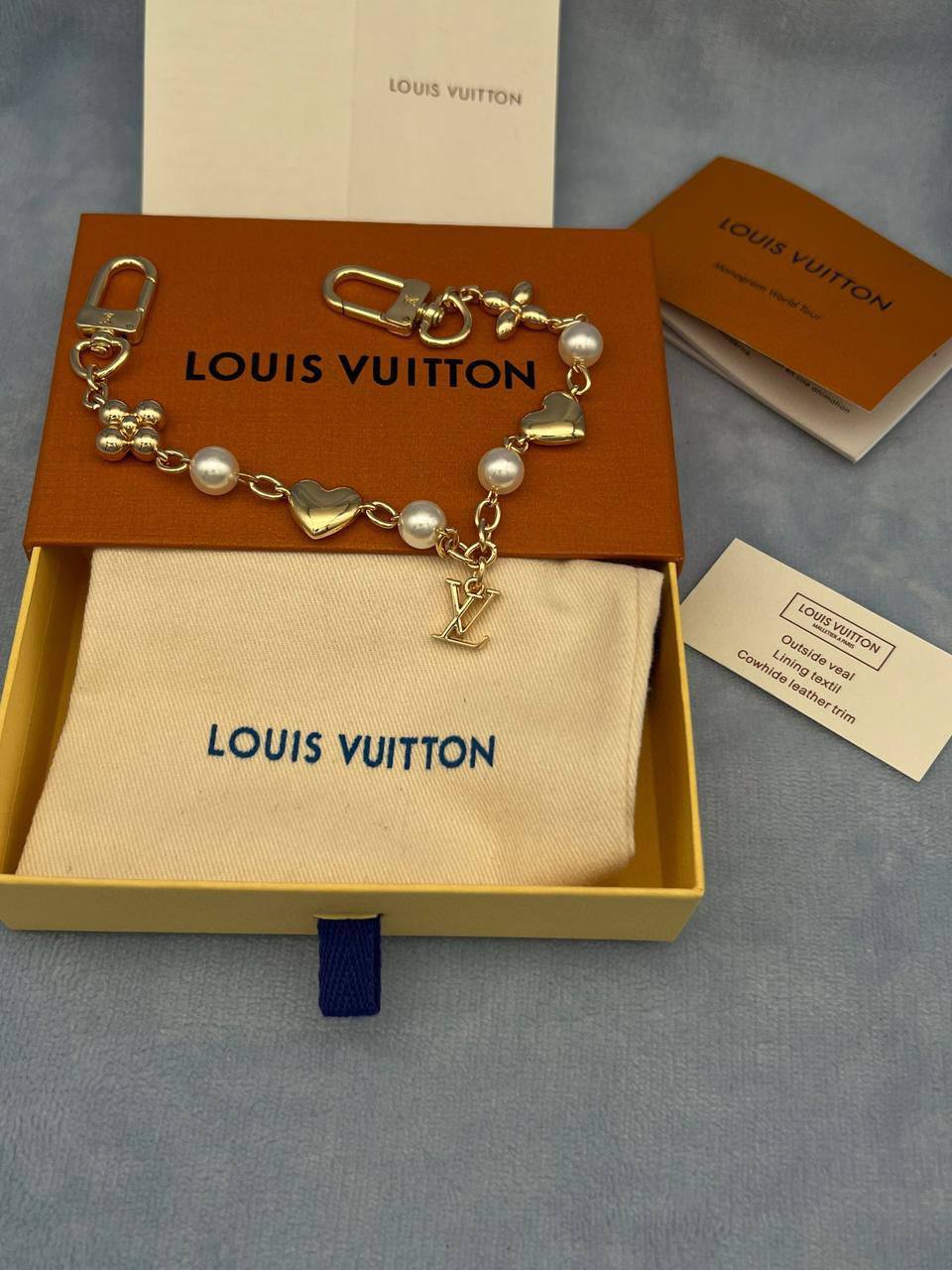 Louis Vuitton 🦋*
Bag charms ❤️‍🔥
Master quality 💯
With normal boxes 📦 
45 dhs🪙🖤
With master box 🗃️ 
60 dhs🪙🖤

Zain216
♥️♥️♥️