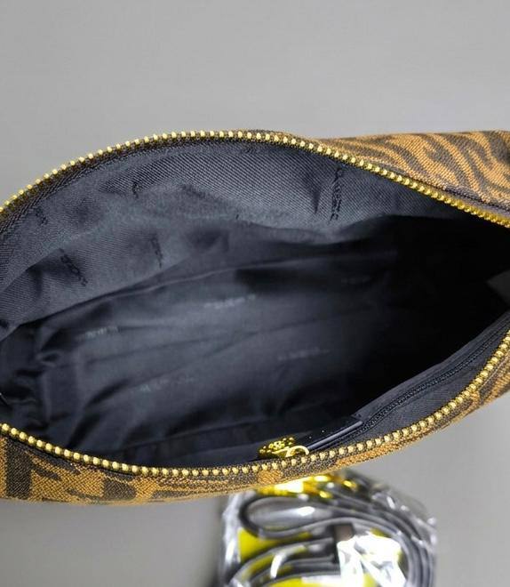 FENDI Zucca Vanity
Top Handle Cross bag
Jacquard FF Canvas material
Gold Hardware
With long Belt strap
With BOX
Size: 22cm

80 dhs🇦🇪🇦🇪

Zain239
♥️♥️♥️