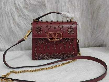 VALENTINO
 COPY ONE NEW CAME 

WITH BOX 
🎁🎁🎁

260 dhs❣️

Zain39
♥️♥️♥️