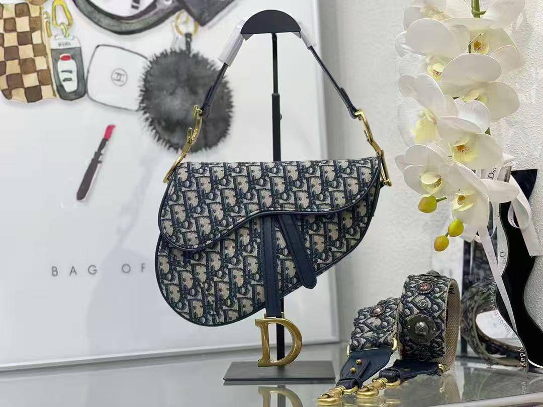 Dior Saddle🙋🏻‍♀️
Master
25cm🫶🏼🫶🏼
320 dhs✅🥰

Zain297
♥️♥️♥️