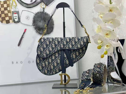Dior Saddle🙋🏻‍♀️
Master
25cm🫶🏼🫶🏼
320 dhs✅🥰

Zain297
♥️♥️♥️
