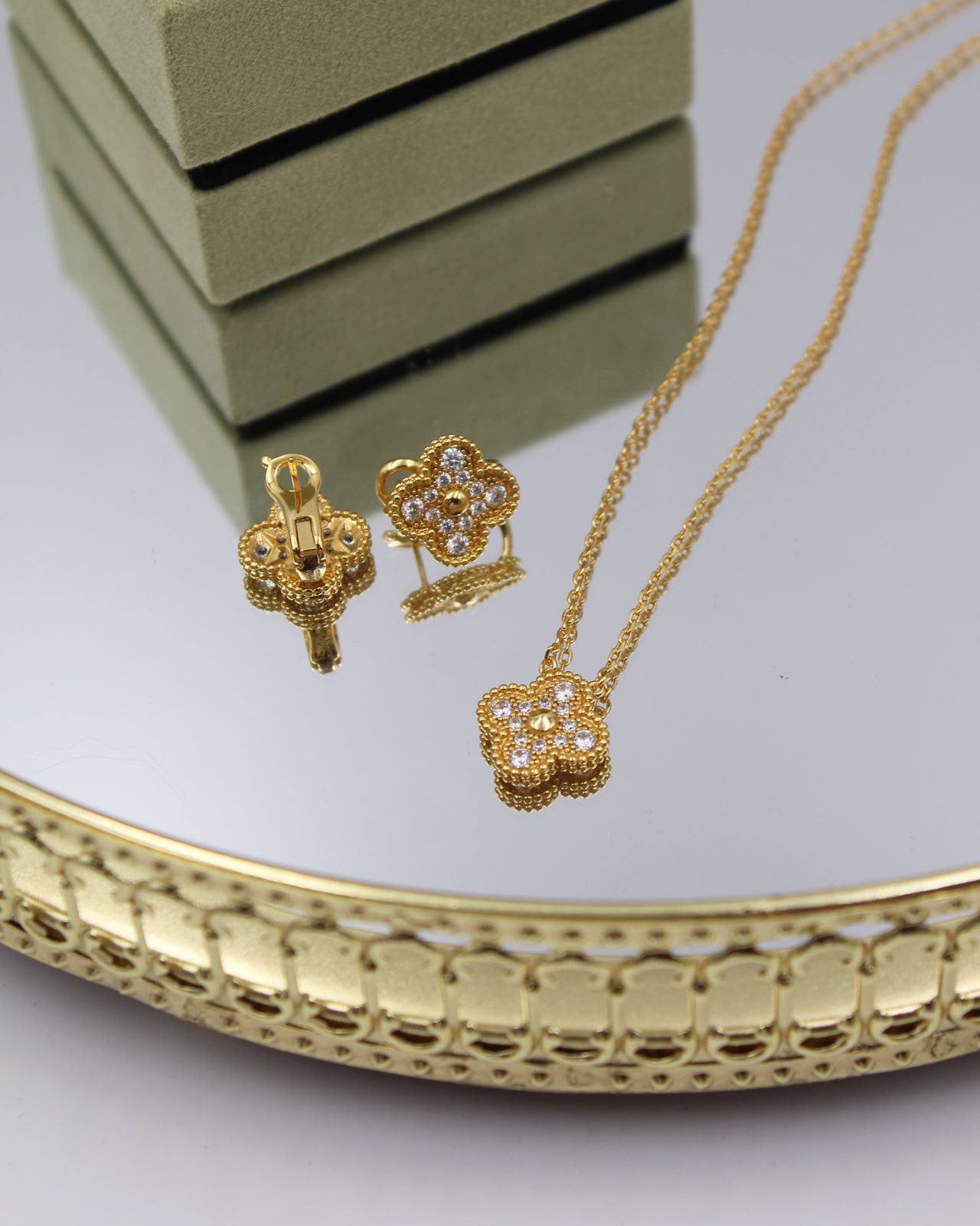 130VCA SET 
necklaces 😍
 Earring✨
With normal boxes 🗃️ 
130 dhs✅

With master box 📦 
160 dhs✅

Zain216
♥️♥️♥️