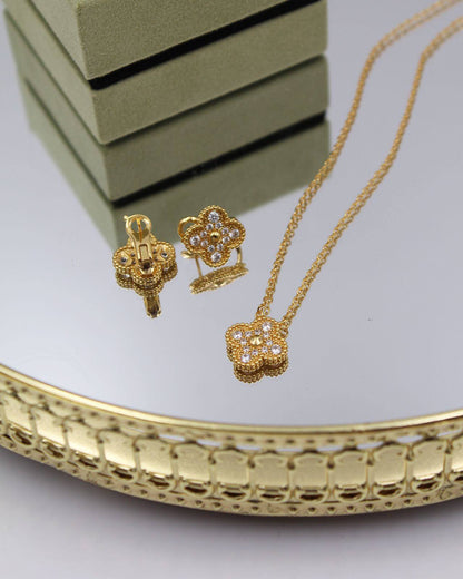 130VCA SET 
necklaces 😍
 Earring✨
With normal boxes 🗃️ 
130 dhs✅

With master box 📦 
160 dhs✅

Zain216
♥️♥️♥️