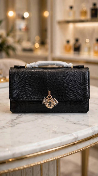 Dior

Master quality

21 cm 
with box
 280 dhs🇦🇪🇦🇪


Zain95 
♥️♥️♥️
