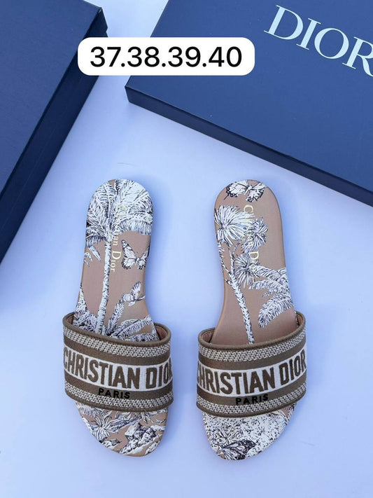 Dior 
95 dhs🪙🌨️
Size 36-42

Zain55
♥️♥️♥️