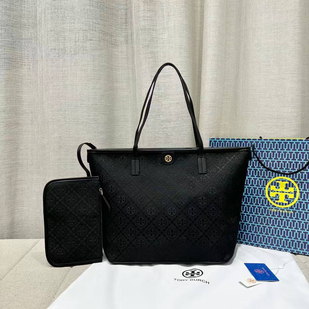 Tory Burch
Size:45×17×30 
100 dhs🪙🖤

Zain114
♥️♥️♥️