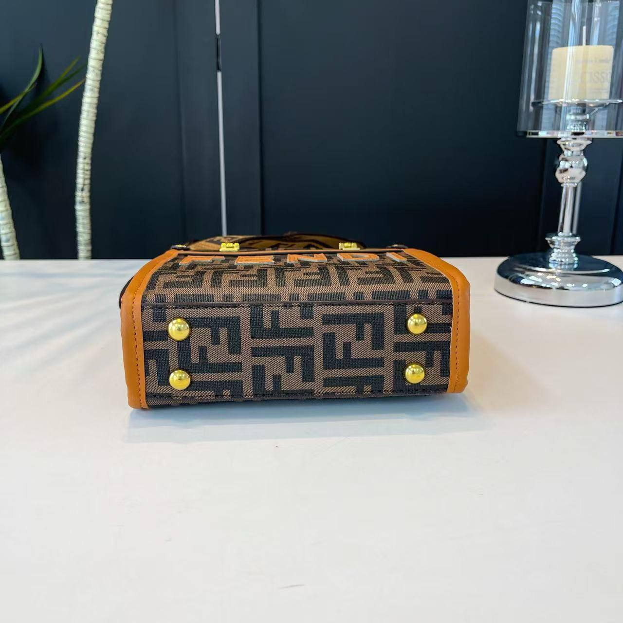 Fendi
19*19*7 cm
70 dhs🌺

Zain17
♥️♥️♥️