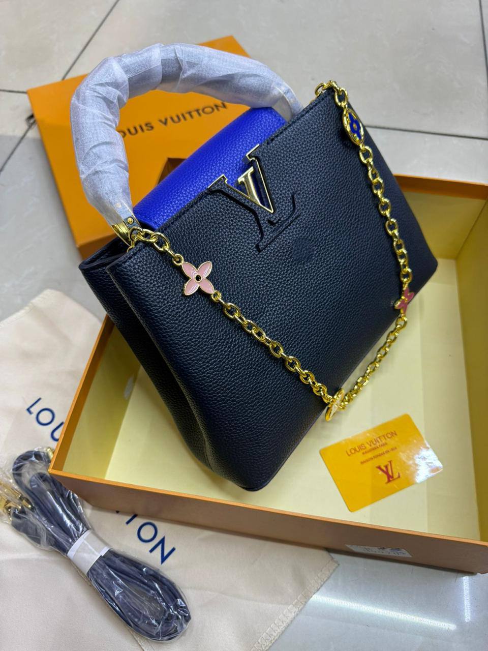 LV Capitalcines 
Size : 27 * 19 cm
110 dhs🪙💕
with box🎁

Zain115
♥️♥️♥️