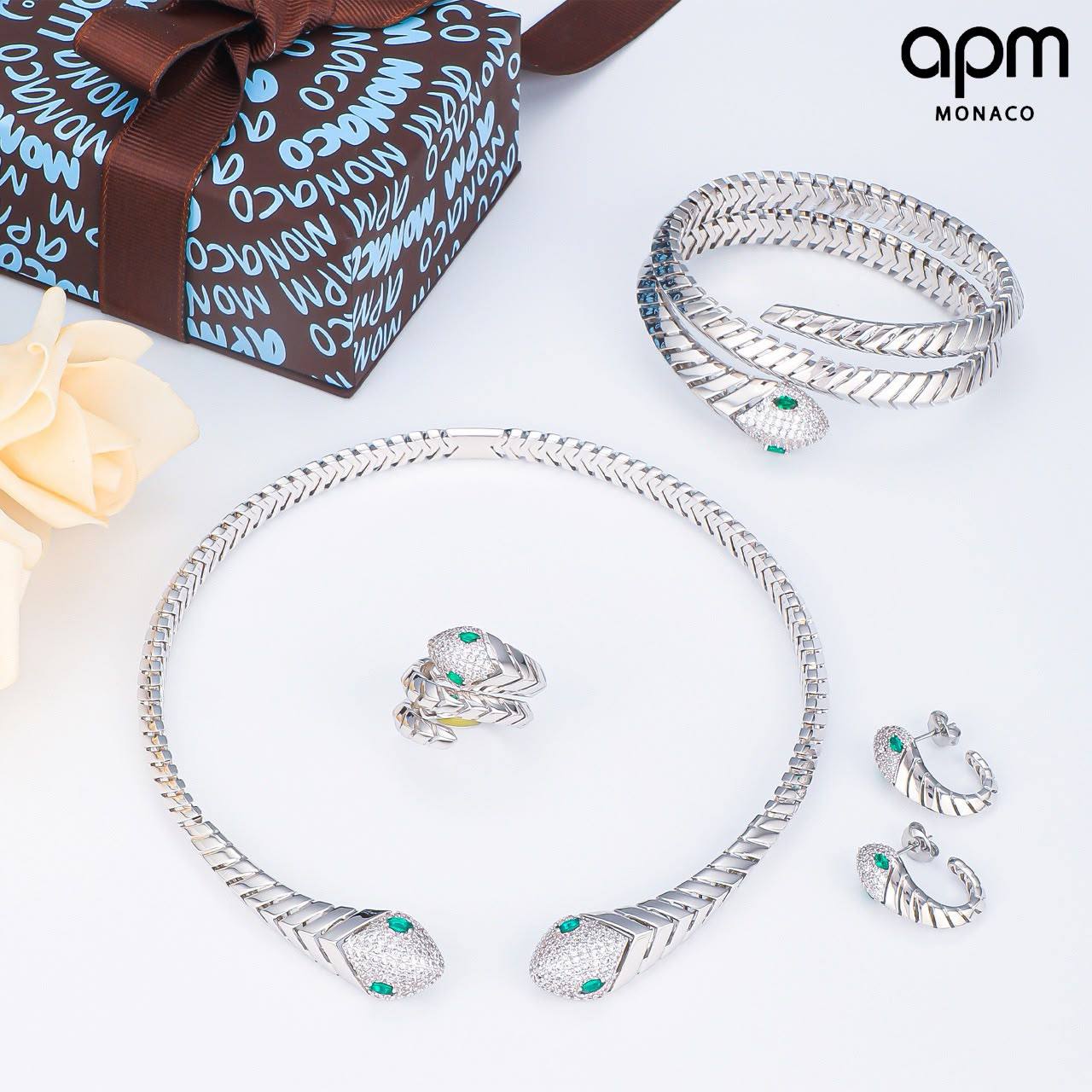 APM SET
Necklace ✨
Earring 🐦‍🔥
Bracelet 🔥
Ring 💍 available size👇
6,7,8,9
With normal boxes 📦 
350 dhs✅

With good box 🗃️ 
370 dhs✅

Zain216
♥️♥️♥️