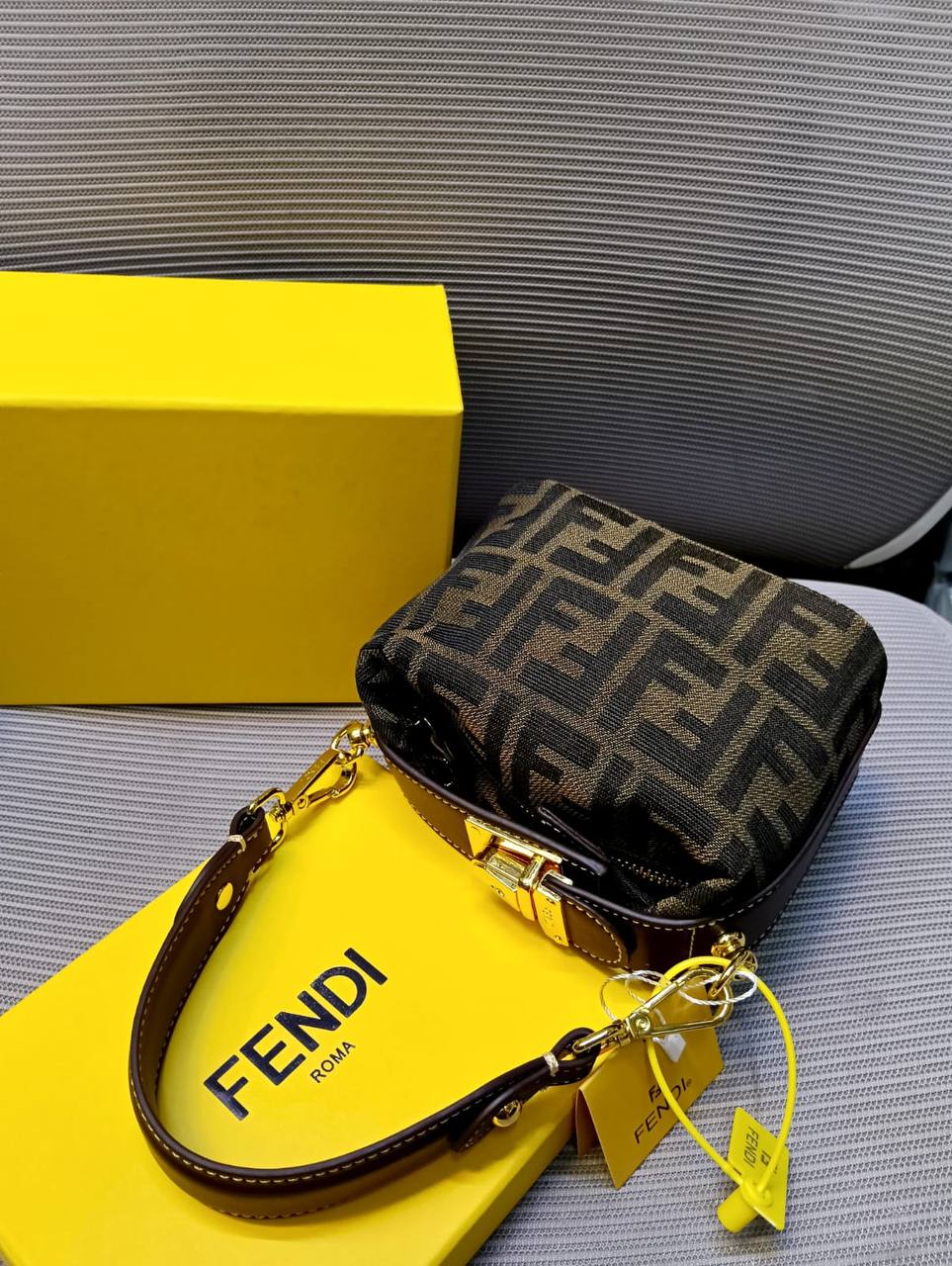 Fendi
95 dhs🇦🇪🇦🇪
with box
size 16cm

Zain26
♥️♥️♥️