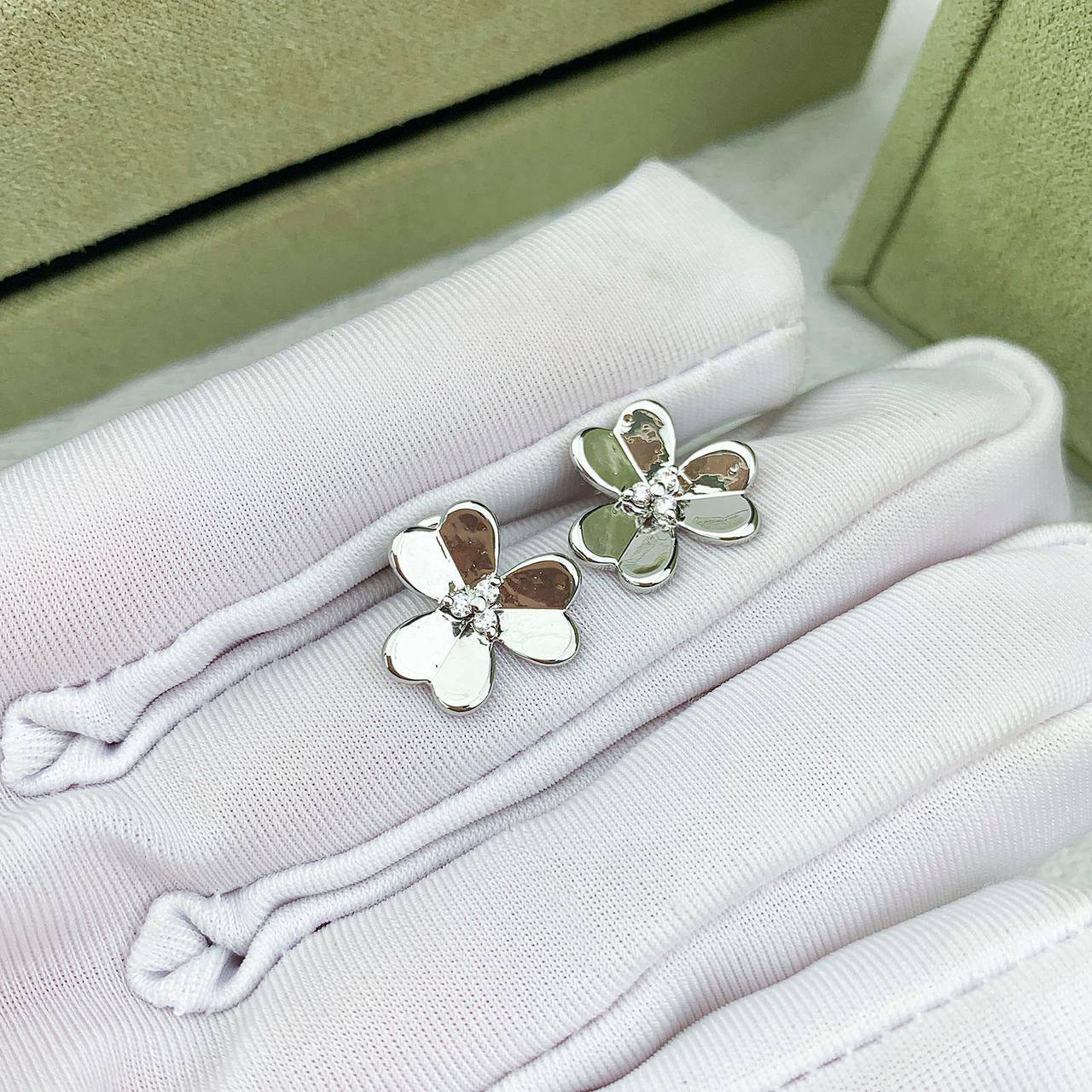 VCA SET 🦋*
Necklace 🔥
Earring🍁
Bracelet 🌸
Master quality 💯
With normal boxes 📦 
130 dhs🪙🌨️
With master box 🗃️ 
150 dhs🪙🌨️

Zain216
♥️♥️♥️
