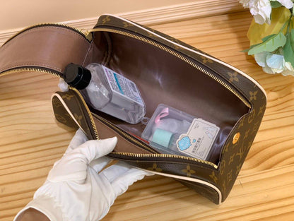 LV

Model:Toiletry Bag
Trim:Cowhide leather
Size:24 × 13 × 13 
Quality:super master 

For Price 👇 WhatsApp✅
0568585901 
0507557372
0552275751 Owner Zain 👌

Zain325
♥️♥️♥️