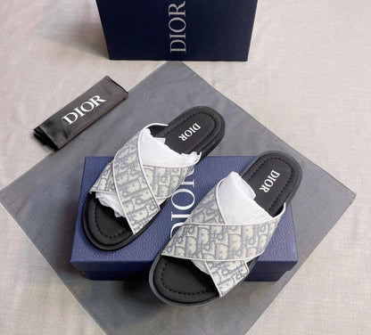 DIOR MEN SLIPPER 
GOOD QUALITY 
105 dhs🪙🌨️
Size 40 TO 45

Zain40
♥️♥️♥️