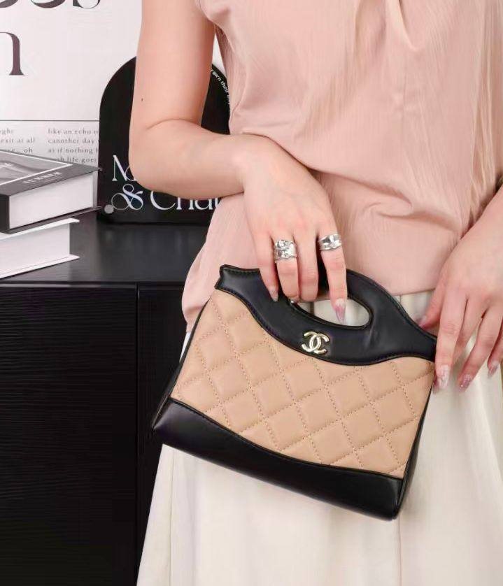 Chanel
90 dhs✅
With box
Limited stock

Zain219
♥️♥️♥️