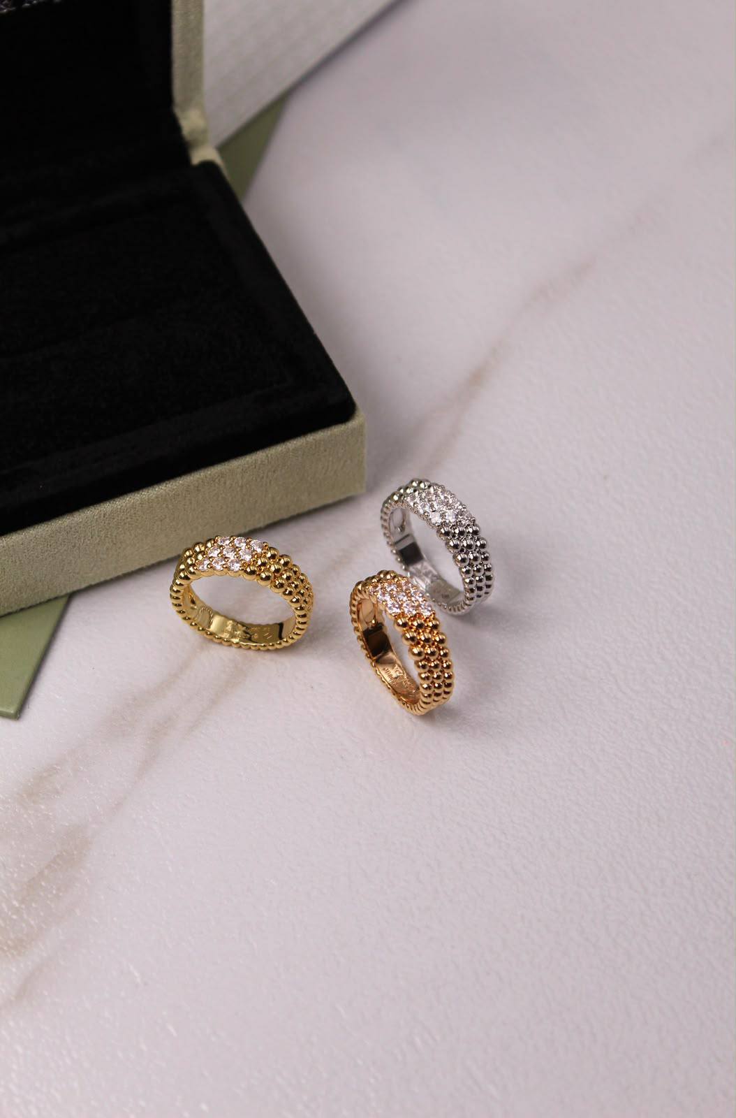 VanCleef & Arpels


Perlée diamonds ring, 3 rows
18K yellow gold, white & ChmpnGold Plated with Stone

Super Master Quality 

75 dhs🇦🇪  with Normal Box
120 dhs🇦🇪 with Orignal Packaging 🎁

Zain209
♥️♥️♥️