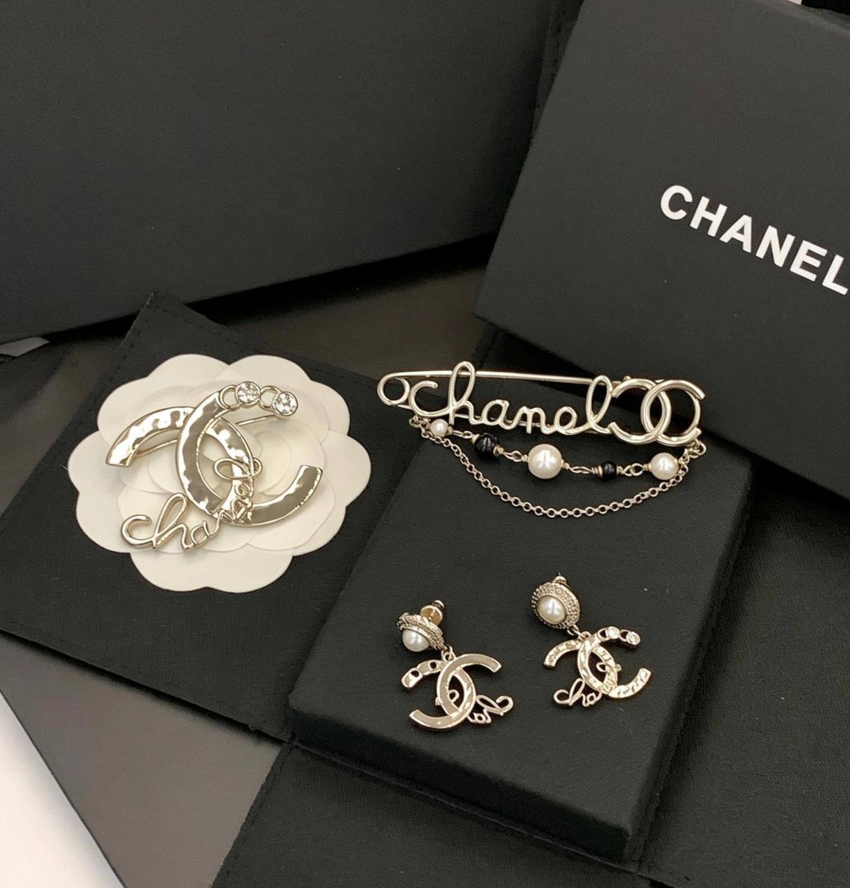 BROOCH 
AND EARRINGS
SET OFFER 💥
75 DHS✅✨💫
WITH BOX AND PAPER BAG🛍️🎁

Zain89
♥️♥️♥️