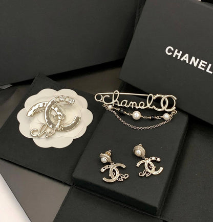 BROOCH 
AND EARRINGS
SET OFFER 💥
75 DHS✅✨💫
WITH BOX AND PAPER BAG🛍️🎁

Zain89
♥️♥️♥️