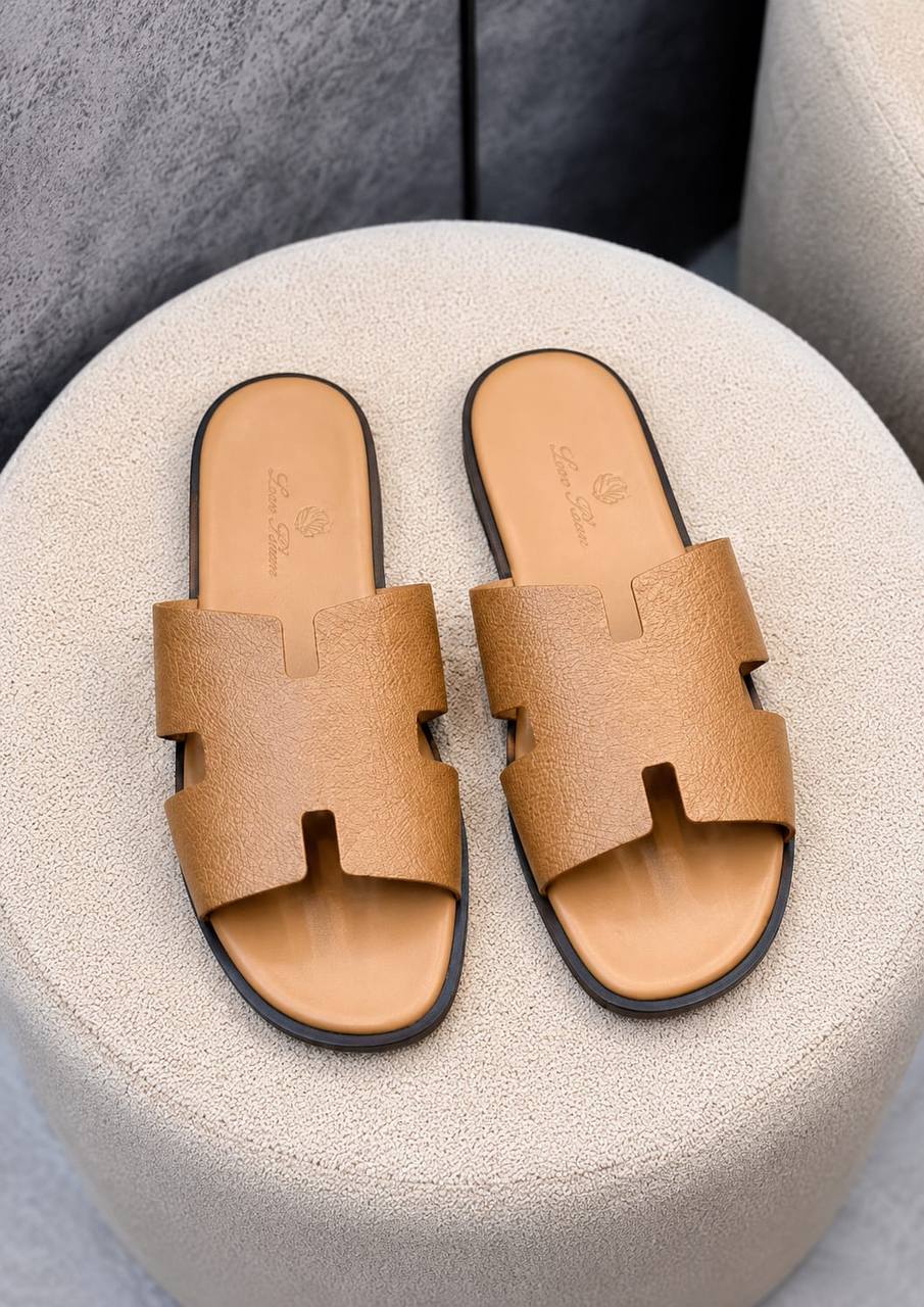 Louis Hilano
 good quality sandals 
with box and paper bag
220 dhs💓
size available 40to46 ( 6to12)

Zain59
♥️♥️♥️