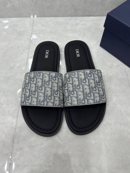 DIOR SLIPPER
GOOD QUALITY
100 dhs✅
   Size 40-45

Zain40
♥️♥️♥️