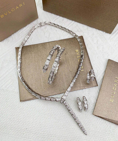 BVLGARI MASTER 
SET ✨💫
NECKLACE BANGLE EARRING RING 
350 DHS✅
WITH BOX AND PAPER BAG🛍️🎁

Zain89
♥️♥️♥️