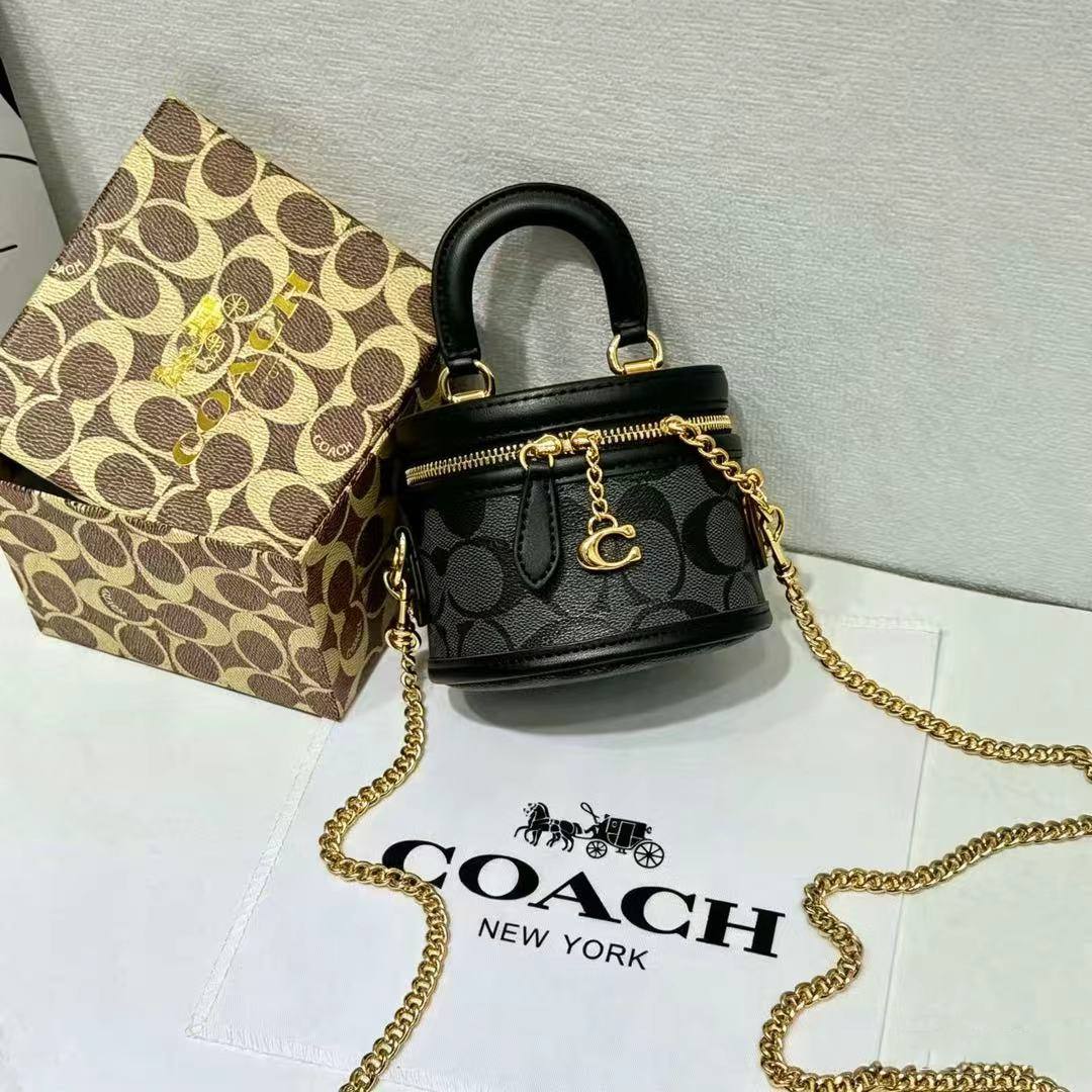 Coach 
90 dhs🇦🇪🇦🇪

with box
size 12×8×9cm

Zain42
♥️♥️♥️