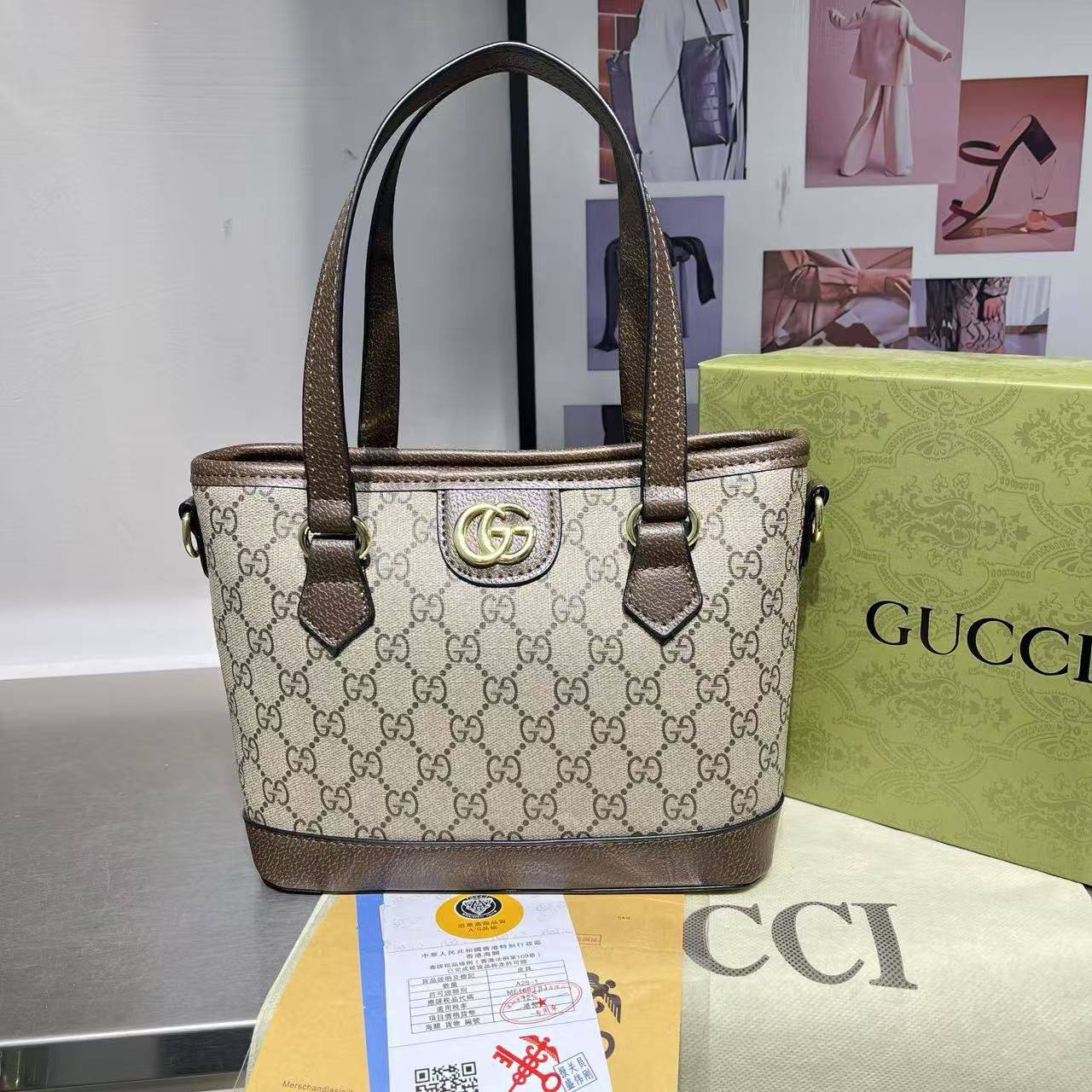 GUCCI ᴏᴘʜɪᴅɪᴀ ᴍɪɴɪ
 ᴛᴏᴛᴇ ʙᴀɢ
ɢᴏʟᴅ ʜᴀʀᴅᴡᴀʀᴇ
sɪᴢᴇ : 27 cm

70 dhs✅

Zain31
♥️♥️♥️