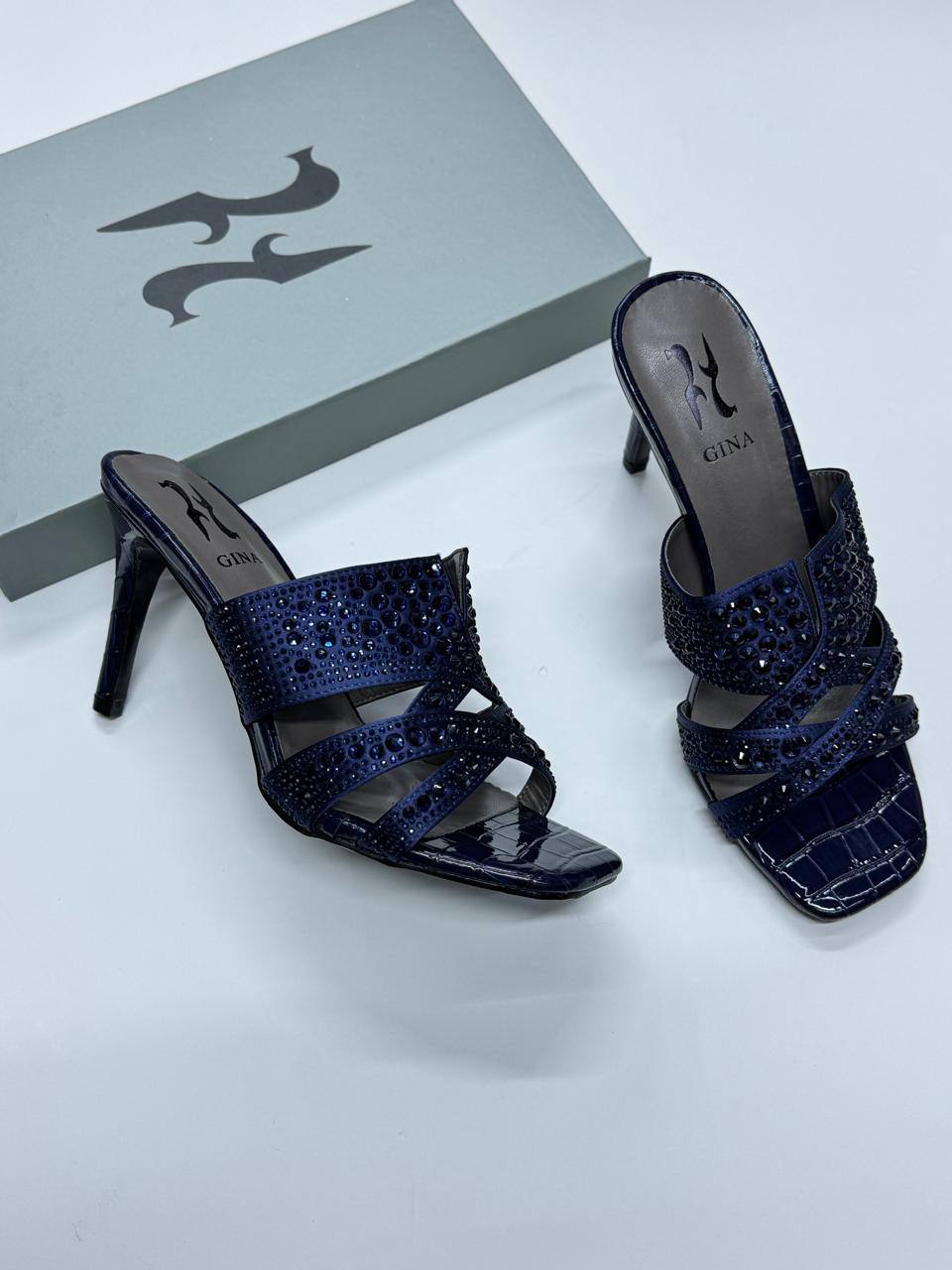 GINA
Size 36-41
115 dhs🪙💕

Zain21
♥️♥️♥️