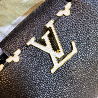 LOUIS VUITTON 

NEW CAME 

HIGH QUALITY 

WITH BOX 

110 dhs🇦🇪
Zain17 
♥️♥️♥️
