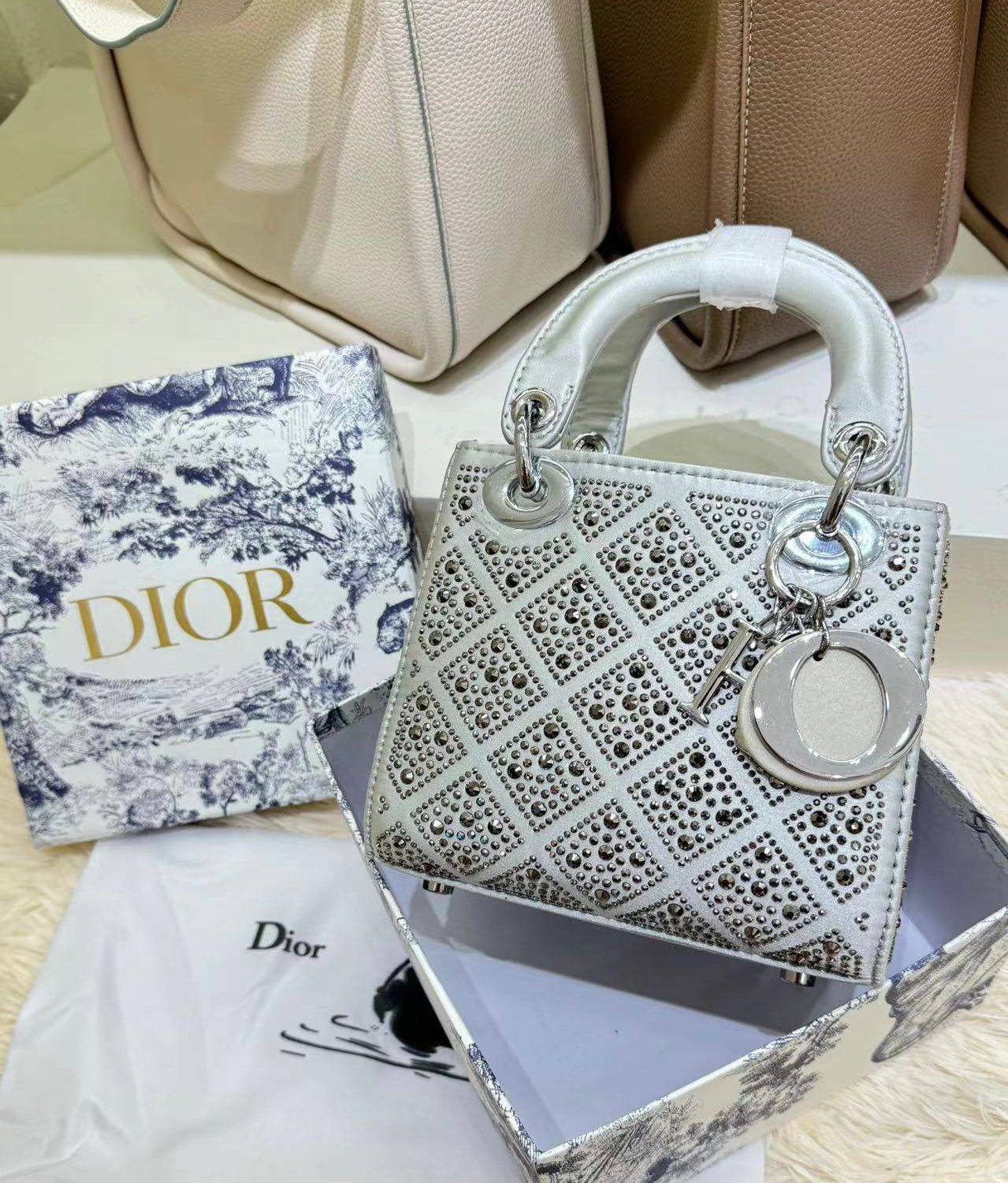 LADY DIOR

 NEW CAME GOOD QUALITY 

WITH BOX 
🎁🎁🎁

115 dhs👑

Zain39
♥️♥️♥️