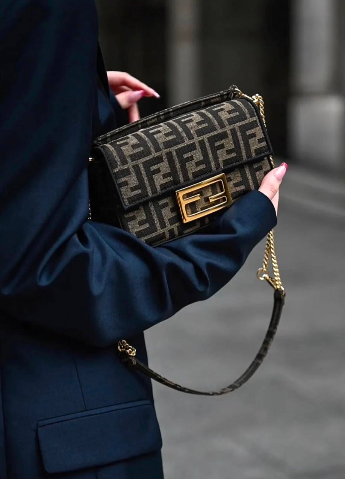 FENDI 
MASTER QUALITY
 WITH BOX 
240 dhs✅

Zain295
♥️♥️♥️
