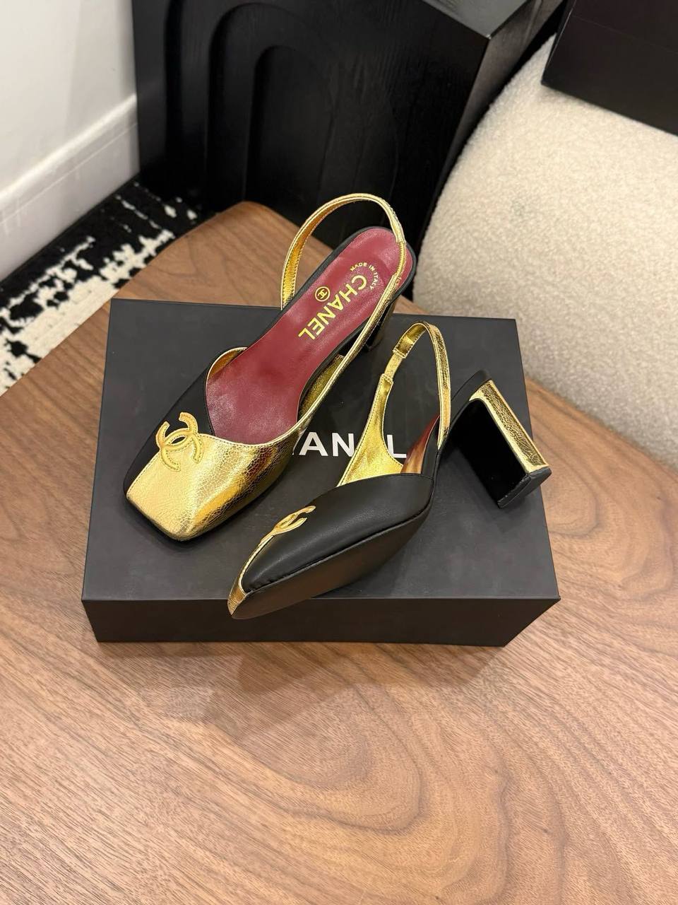 Chanel ❤️
*High quality*❤️
*size: 36 to 42*❤️
350 dhs✅

Zain119
♥️♥️♥️