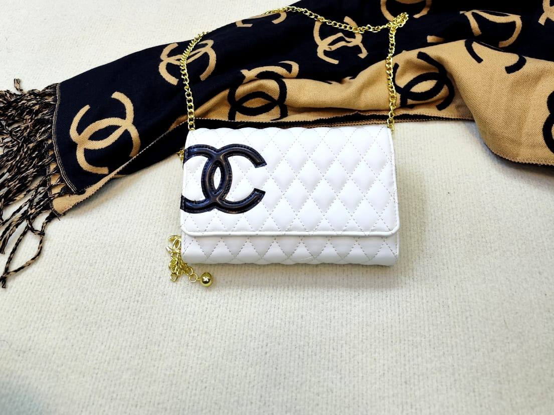 Chanel

90 dhs🇦🇪🇦🇪

with box

size  20cm
Zain26
♥️♥️♥️