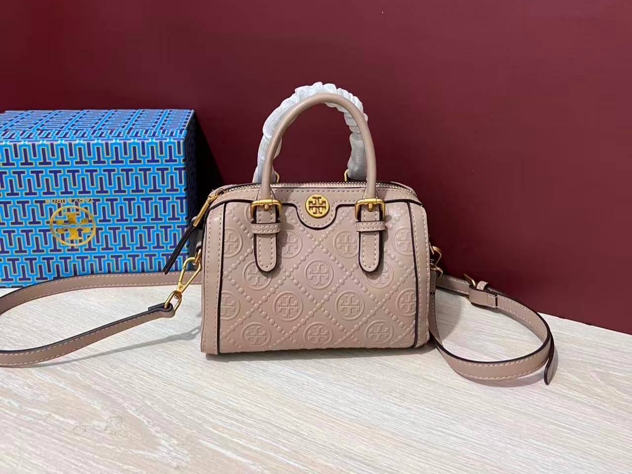 Tory Burch

85 dhs🪙🌨️

with box
🎁🎁🎁

size 18cm

Zain26
♥️♥️♥️