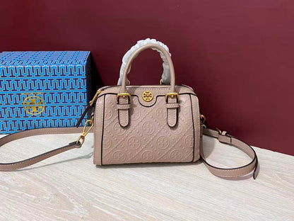 Tory Burch

85 dhs🪙🌨️

with box
🎁🎁🎁

size 18cm

Zain26
♥️♥️♥️