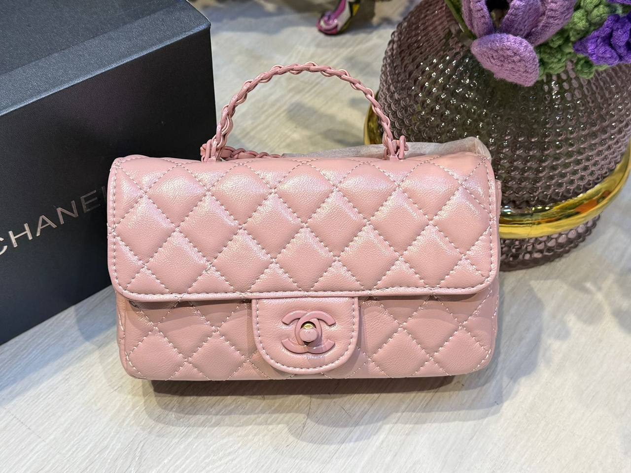 Chanel
20*6*12cm
70 dhs🪙💕

with Box
🎁🎁🎁

Zain44
♥️♥️♥️