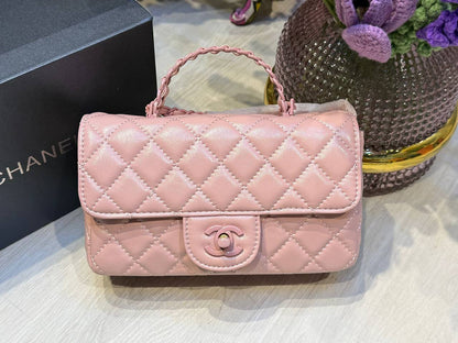 Chanel
20*6*12cm
70 dhs🪙💕

with Box
🎁🎁🎁

Zain44
♥️♥️♥️