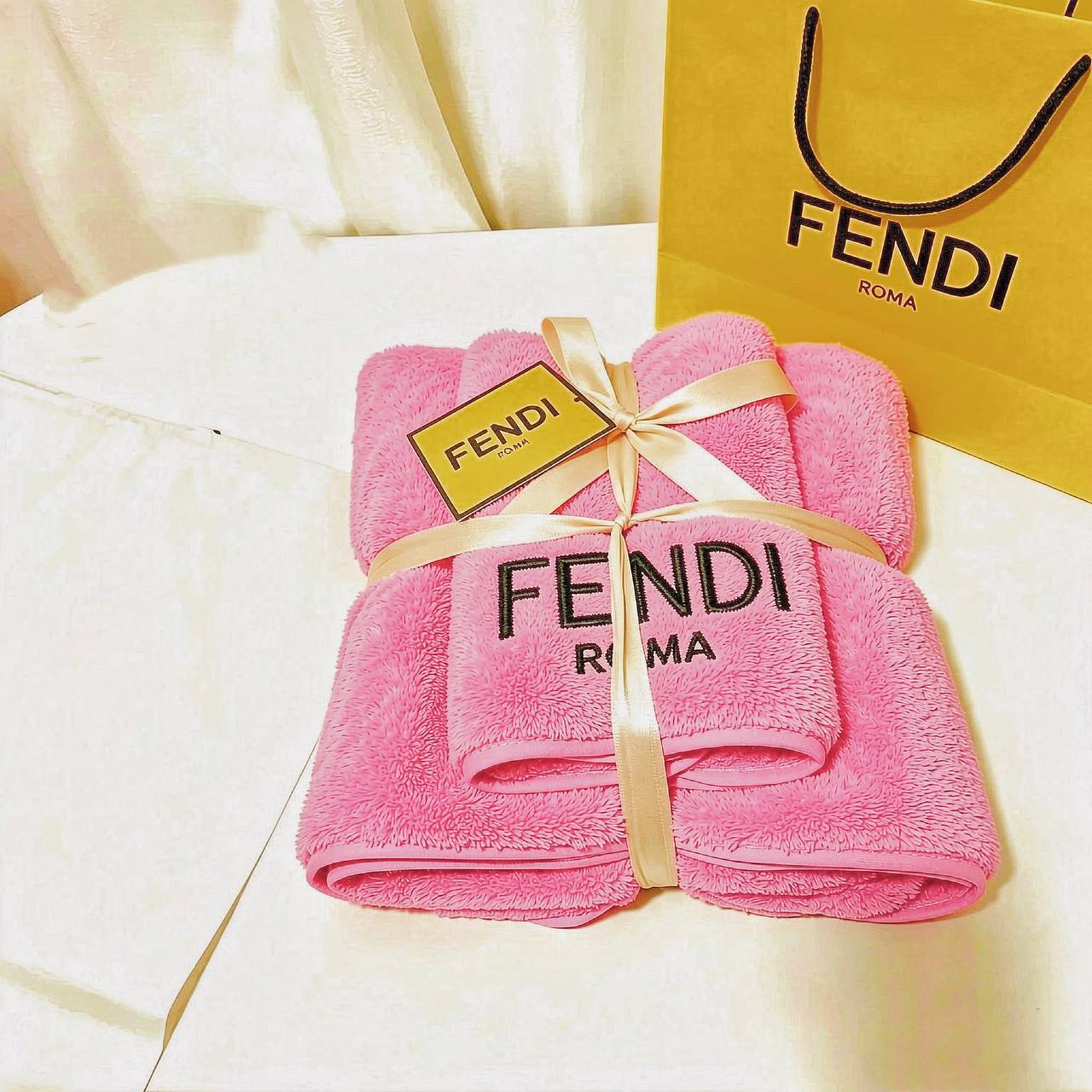 Towel new came good quality 
with paper bag 
50 dhs🇦🇪🇦🇪

Zain295
♥️♥️♥️