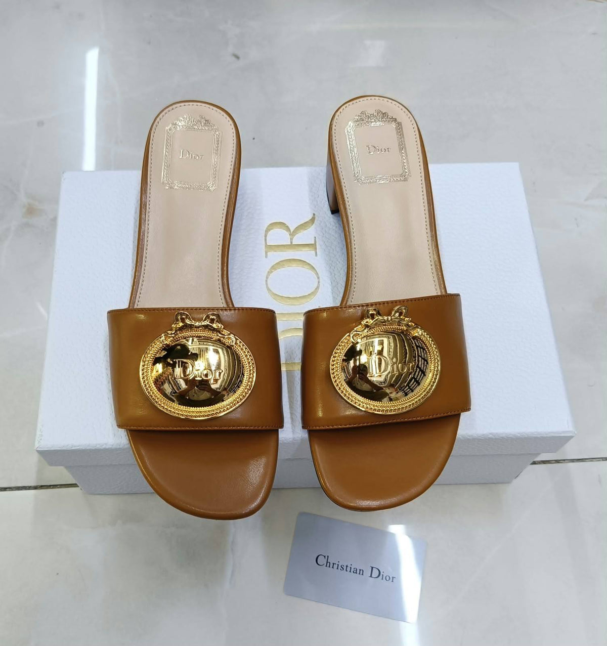 Dior
High quality😍
Size ……36--42🥳
350 dhs✅✅

Zain119
♥️♥️♥️