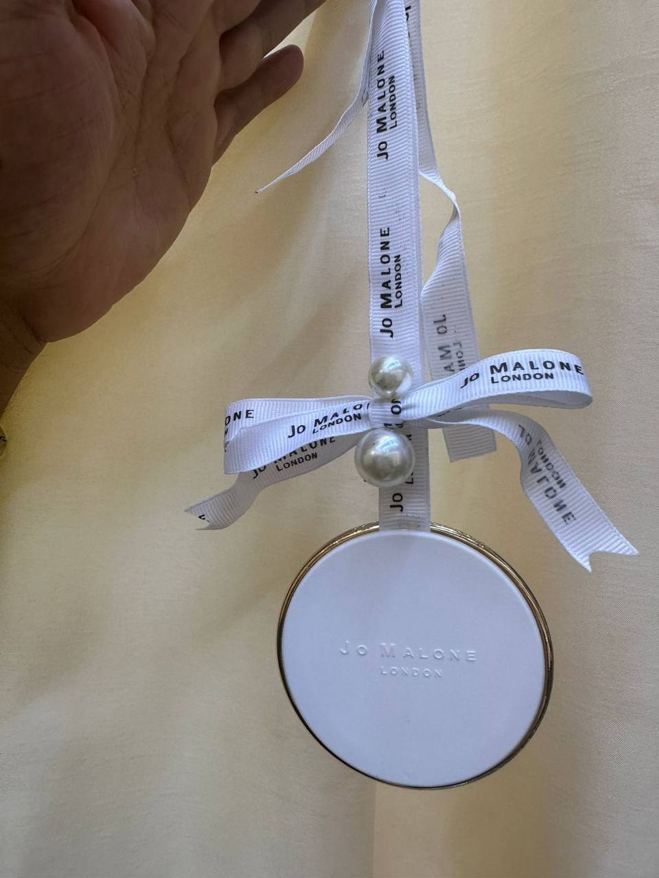 New arrival 
Jo malone fragrance hanger for car / room / cabinet 
45 dhs✅
with jo malone box and paperbag

Zain243
♥️♥️♥️