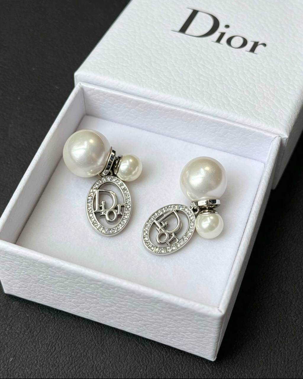 Dior ❤️‍🔥*
Earring 🦋
Master quality 💯
With normal boxes 🗃️ 
45 dhs✅
With master box 📦 
60 dhs✅

Zain216
♥️♥️♥️