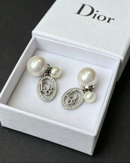 Dior ❤️‍🔥*
Earring 🦋
Master quality 💯
With normal boxes 🗃️ 
45 dhs✅
With master box 📦 
60 dhs✅

Zain216
♥️♥️♥️
